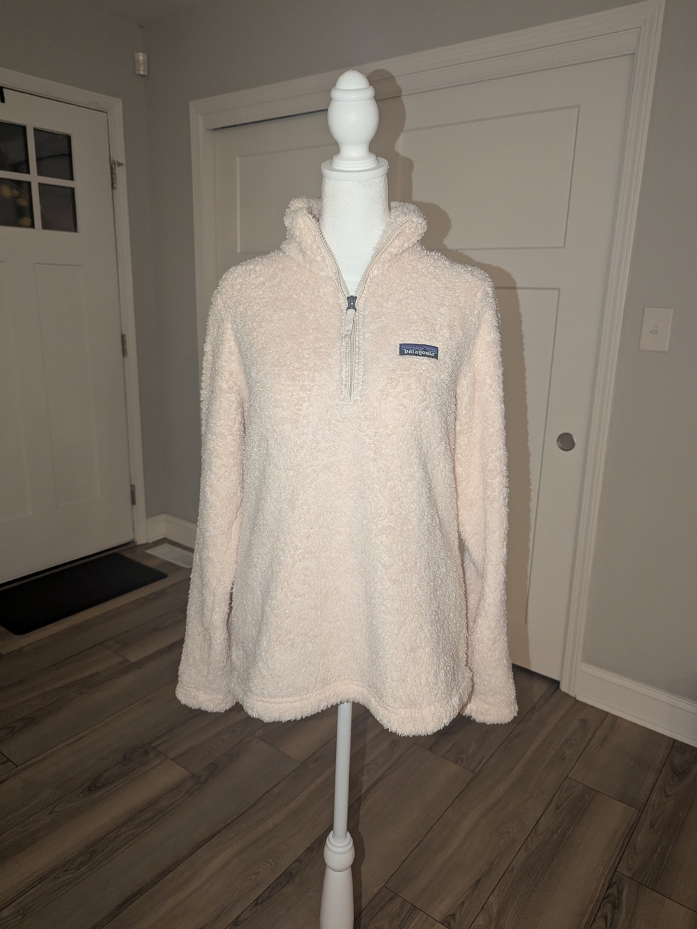 Patagonia Women’s Cream Quarter-Zip Fleece Pullover